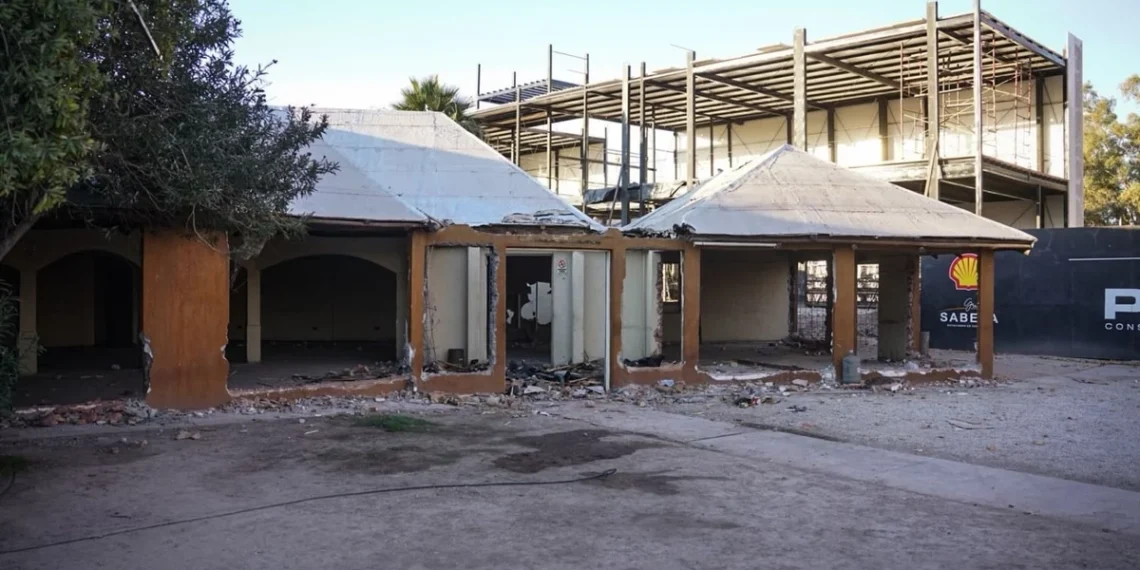 Adiós a un clásico: comenzó la demolición de una tradicional parrillada de Santa Lucía