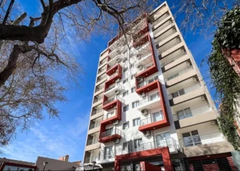 Inmobiliarias admiten que algunos dueños inflan precios en Los Berros, pero piden equilibrio tras la queja de «Los Azules»