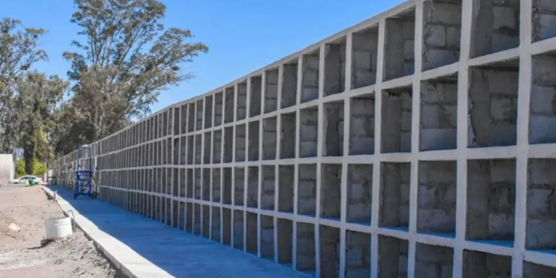 Indignación en 25 de Mayo: vandalizaron el cementerio municipal y robaron las puertas de bronce de varios nichos