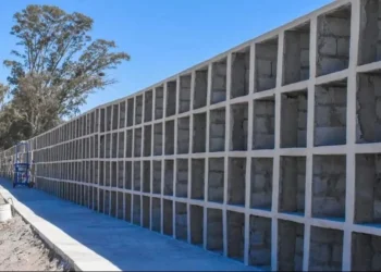 Indignación en 25 de Mayo: vandalizaron el cementerio municipal y robaron las puertas de bronce de varios nichos