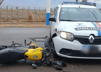 Un violento choque entre una moto y un patrullero en Pocito dejó a una mujer hospitalizada