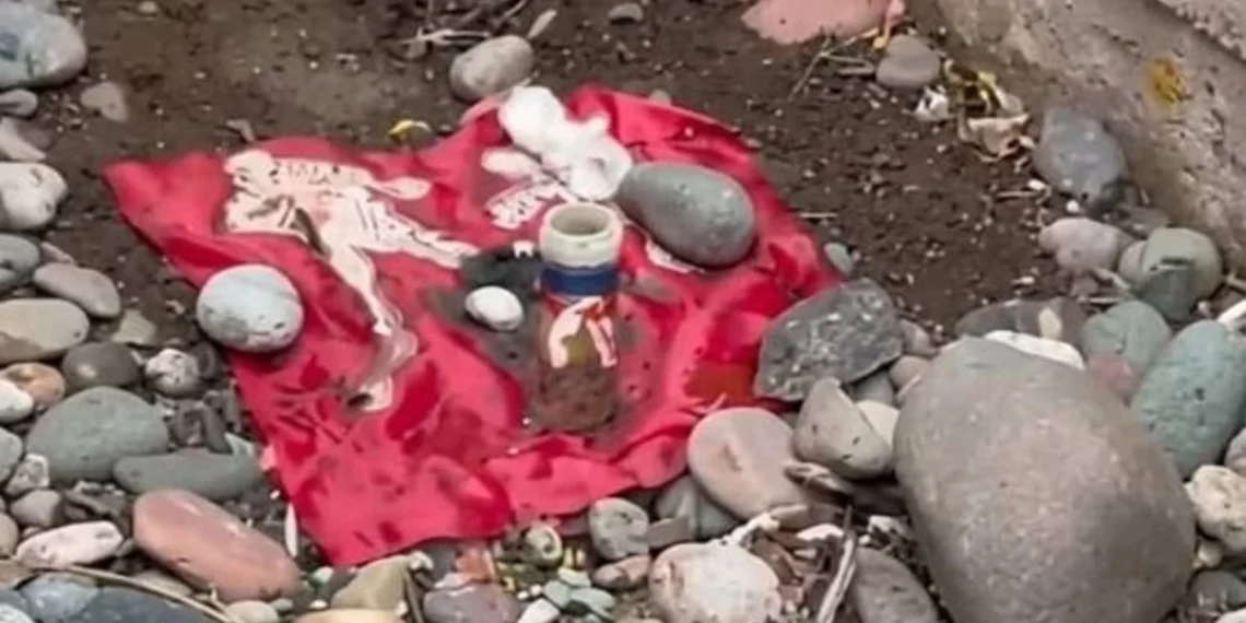 Misterio y conmoción en Rivadavia: hallan un insólito altar con velas y estatuillas en El Pinar