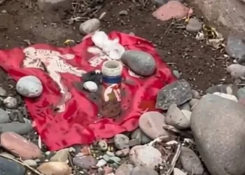 Misterio y conmoción en Rivadavia: hallan un insólito altar con velas y estatuillas en El Pinar