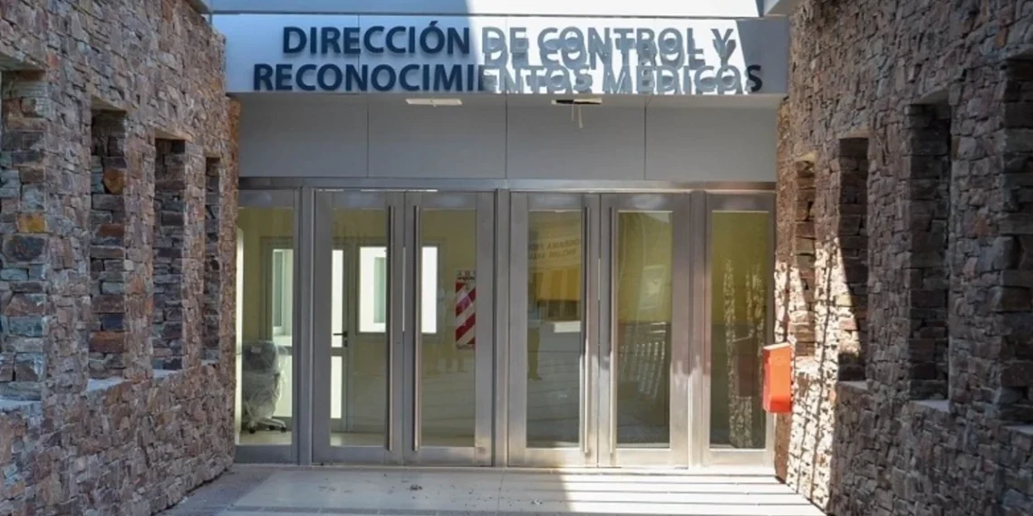Escándalo educativo: el Ministerio de Educación de San Juan echó a un maestro por presentar licencias médicas falsas