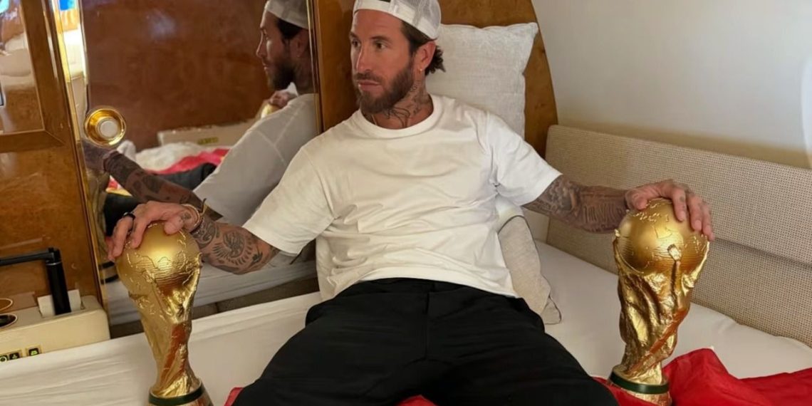 Polémica en redes: Sergio Ramos imitó la histórica foto de Lionel Messi durmiendo con la Copa del Mundo
