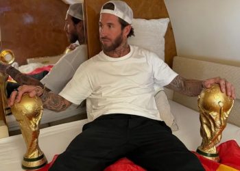 Polémica en redes: Sergio Ramos imitó la histórica foto de Lionel Messi durmiendo con la Copa del Mundo