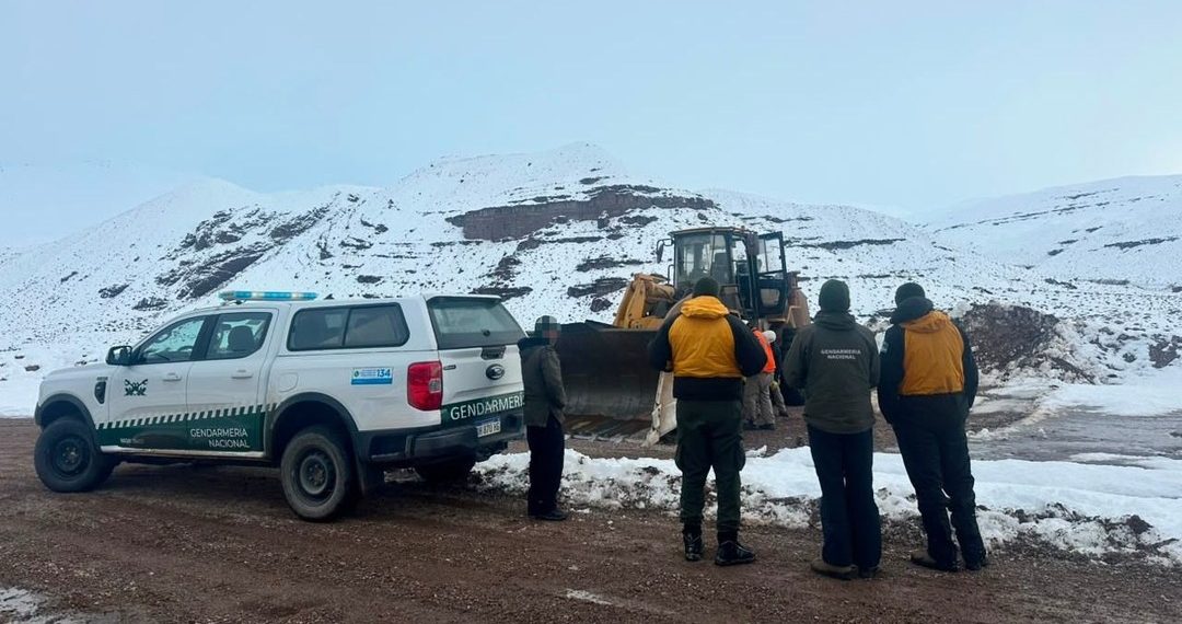 Gendarmería rescató en San Juan a seis personas aisladas por la intensa nevada en la cordillera
