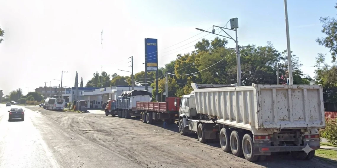 Golpe millonario en Santa Lucía: entró al baño de una estación de servicio y le robaron $2.500.000 del camión