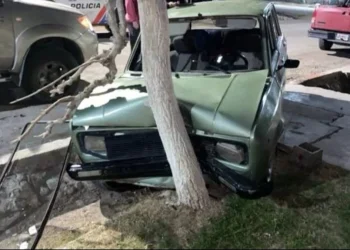 Manejaba con más de 2 gramos de alcohol en sangre, chocó contra un árbol e intentó escapar en Albardón