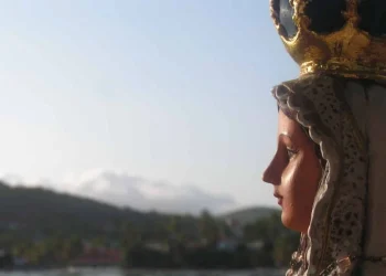 Misterio y devoción en el microcentro: apareció una imagen de la Virgen del Valle en una vereda y conmociona a San Juan