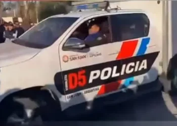 Entre aplausos y dolor: trasladaron a la Morgue Judicial los restos de las víctimas de la tragedia en Valle Fértil