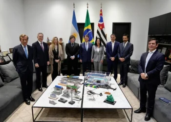 En Brasil, Milei respaldó la candidatura de Flávio Bolsonaro: «Vinimos a acompañar la ola azul»