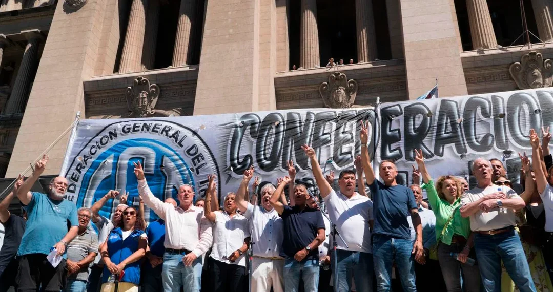 Protesta frente al Congreso: la CGT, las CTA y movimientos sociales marchan junto a los jubilados