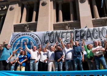 Protesta frente al Congreso: la CGT, las CTA y movimientos sociales marchan junto a los jubilados