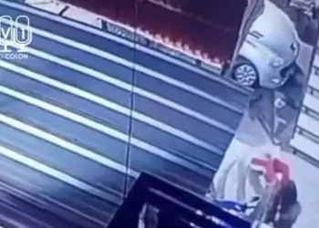 Empujó a su novia embarazada por las escaleras y quedó preso