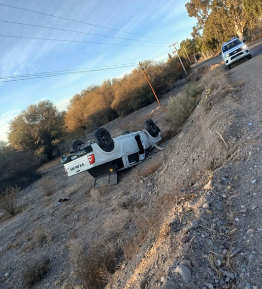 Milagro en Ullum: Una camioneta de gran porte protagonizó un impactante vuelco y su conductor resultó ileso