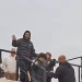 ¡Tenés toda la razón, mala mía! Es Lionel Messi saliendo del predio de Leones FC tras acompañar a su hijo Thiago. La emoción de los chicos en el video es tremenda.