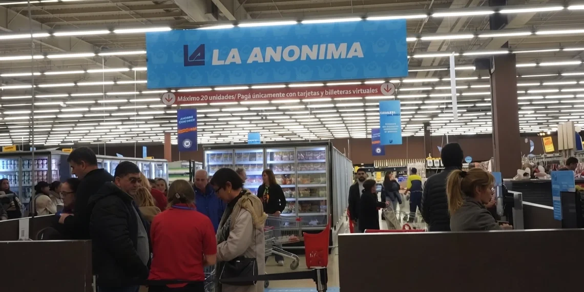 Estafas virtuales: alertan por una falsa promoción de La Anónima que busca vaciar cuentas de jubilados