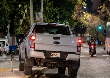 Descontrol en la Avenida: zigzagueaba por las calles, perdió el control y terminó estrellado contra un poste de luz