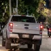 Descontrol en la Avenida: zigzagueaba por las calles, perdió el control y terminó estrellado contra un poste de luz