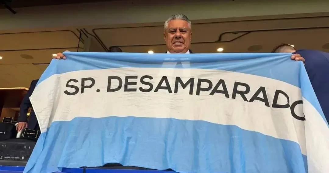 ​»El Víbora» en el Mundial: La sorpresiva postal de Chiqui Tapia con la bandera de Desamparados en Atlanta
