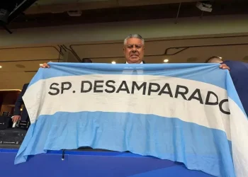 ​»El Víbora» en el Mundial: La sorpresiva postal de Chiqui Tapia con la bandera de Desamparados en Atlanta