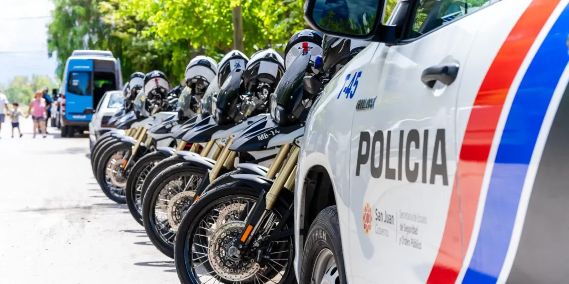 Un policía salvó a una nena de 2 años tras reanimarla en un móvil policial