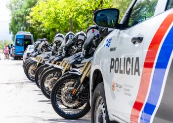 Un policía salvó a una nena de 2 años tras reanimarla en un móvil policial