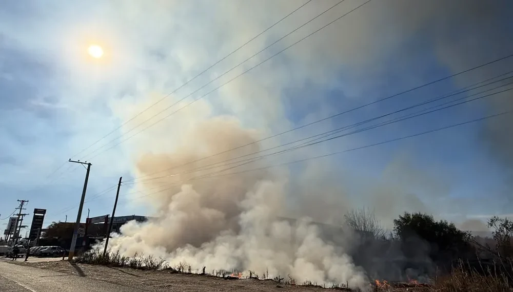Momento de tensión en Rawson: un voraz incendio al lado de un conocido negocio de la construcción generó revuelo