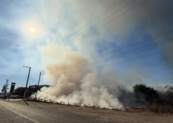 Momento de tensión en Rawson: un voraz incendio al lado de un conocido negocio de la construcción generó revuelo