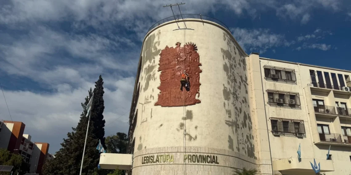 Misterio resuelto: por qué se vio a un hombre colgado en las alturas de la Legislatura de San Juan