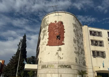Misterio resuelto: por qué se vio a un hombre colgado en las alturas de la Legislatura de San Juan