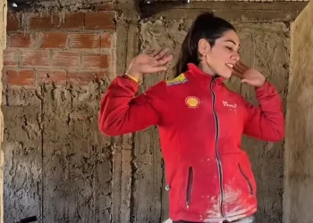 La historia de superación de una mamá albañil que construye la habitación para su hija