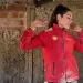 La historia de superación de una mamá albañil que construye la habitación para su hija