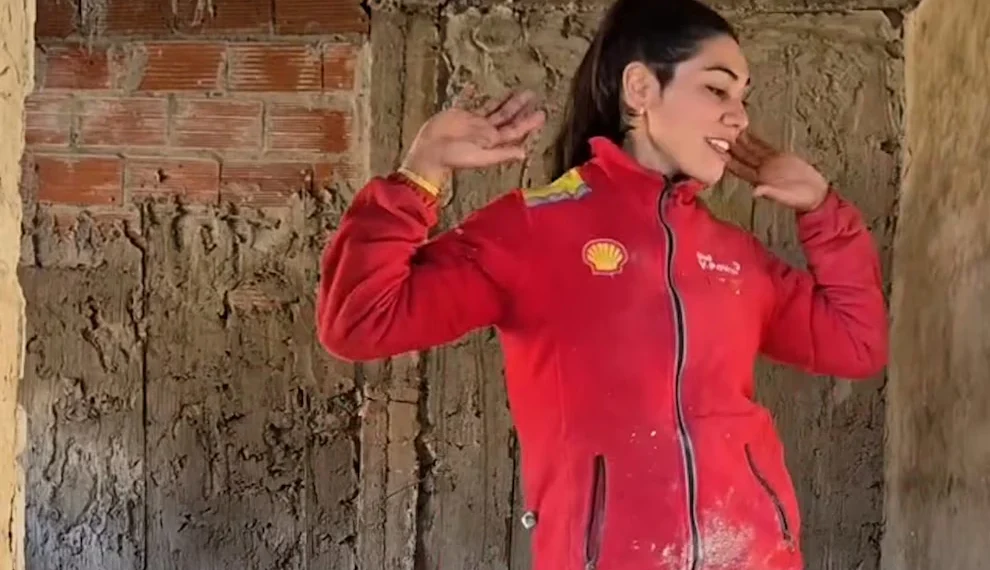 La historia de superación de una mamá albañil que construye la habitación para su hija