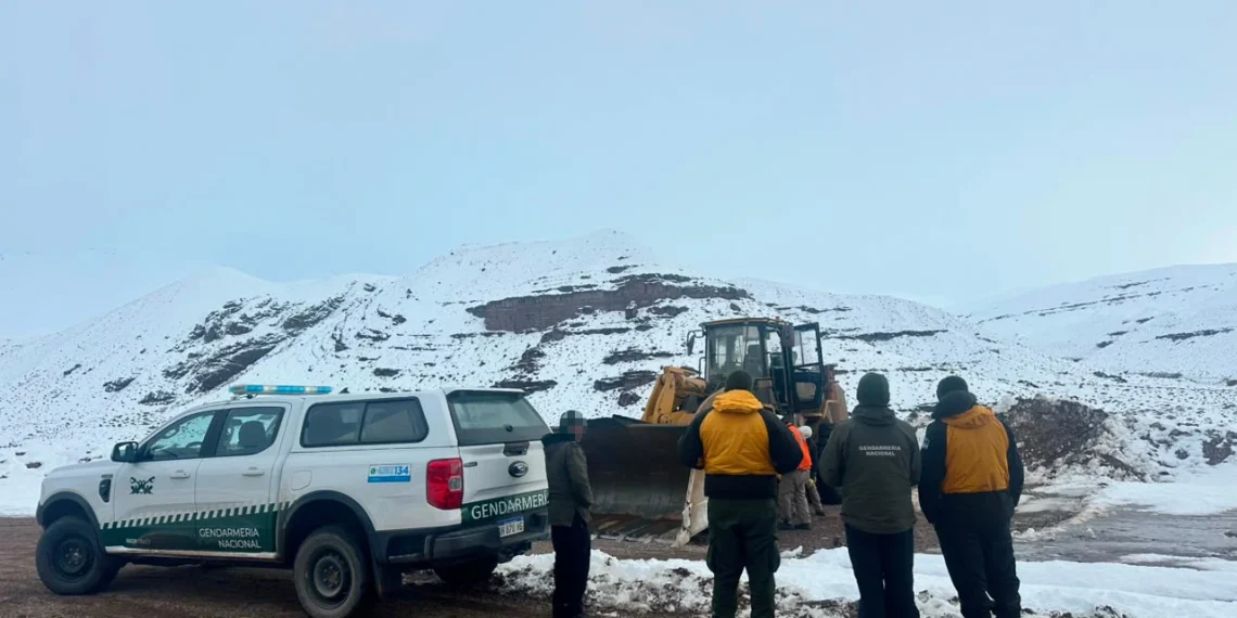 Temporal e intemperie en la cordillera: Gendarmería rescató a seis personas aisladas por las intensas nevadas en San Juan