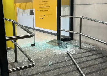 Incidentes en el cajero automático de Villa Krause: un hombre rompió la puerta de ingreso y es buscado por la policía