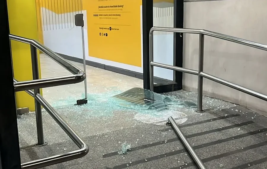Incidentes en el cajero automático de Villa Krause: un hombre rompió la puerta de ingreso y es buscado por la policía