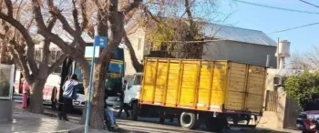 Fuerte choque entre un colectivo de la RedTulum y un camión en pleno centro