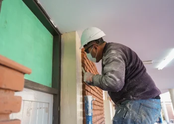 Durante el receso invernal, avanzan los trabajos de mantenimiento en 160 escuelas