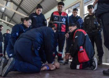 Héroes de uniforme: la Policía de San Juan ya salvó la vida de 17 niños en lo que va del año gracias a técnicas de RCP