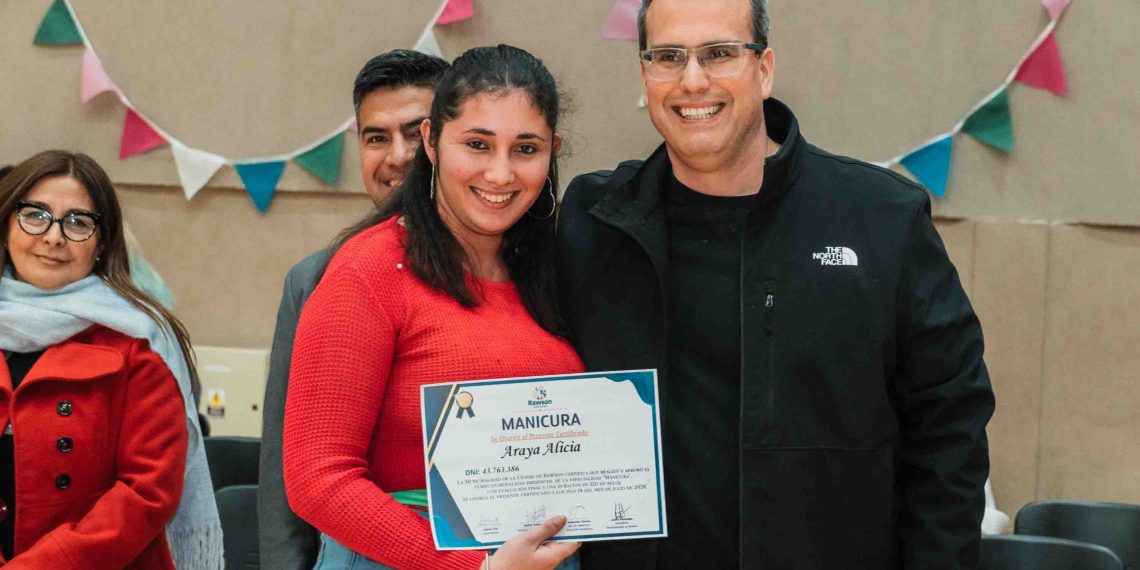 Capacitarse para crecer: más de 600 vecinos de Rawson se egresaron de la Red de Oficios y van por un mejor empleo