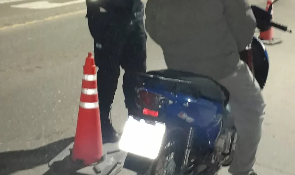 Circulaba con pedido de captura: Interceptan a un conductor en una moto robada en Sarmiento