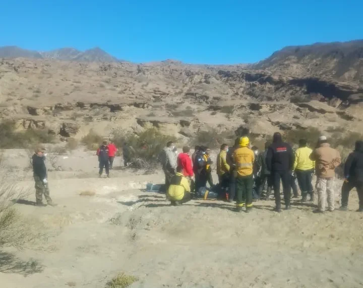 Tragedia aérea: con un complejo operativo por tierra, rescatan y trasladan los cuerpos de las siete víctimas hacia la Capital