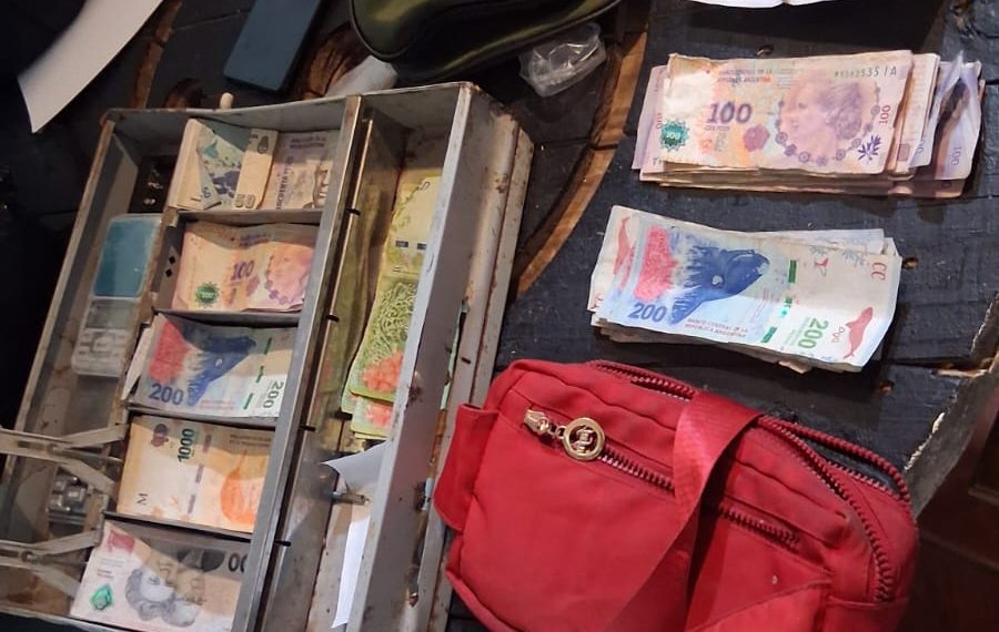 Investigaban amenazas con armas en Rivadavia y hallaron cocaína, balanzas y dinero en dos allanamientos