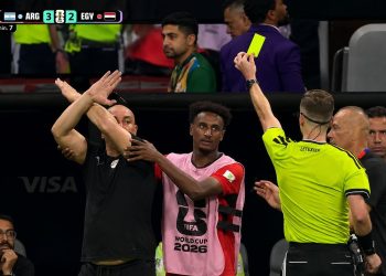 Qué significa el gesto que hizo el DT de Egipto al árbitro ante Argentina