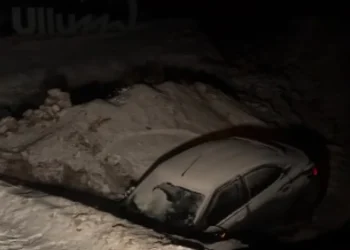 Misterio en Iglesia: grababan la nieve y se toparon con un auto completamente destrozado en la ruta del Colorado