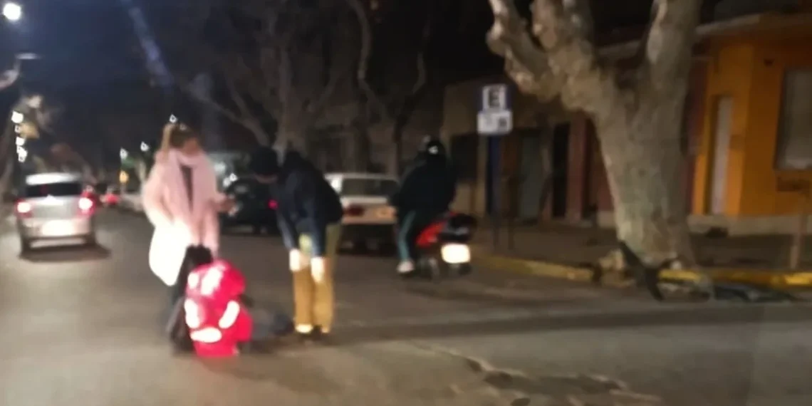 Caos de tránsito en el centro: embistieron a un ciclista a metros de Plaza Aberastain