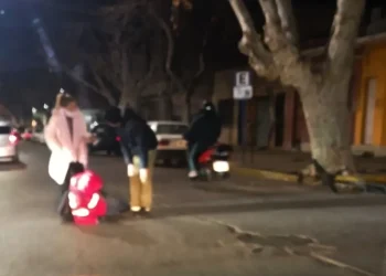 Caos de tránsito en el centro: embistieron a un ciclista a metros de Plaza Aberastain