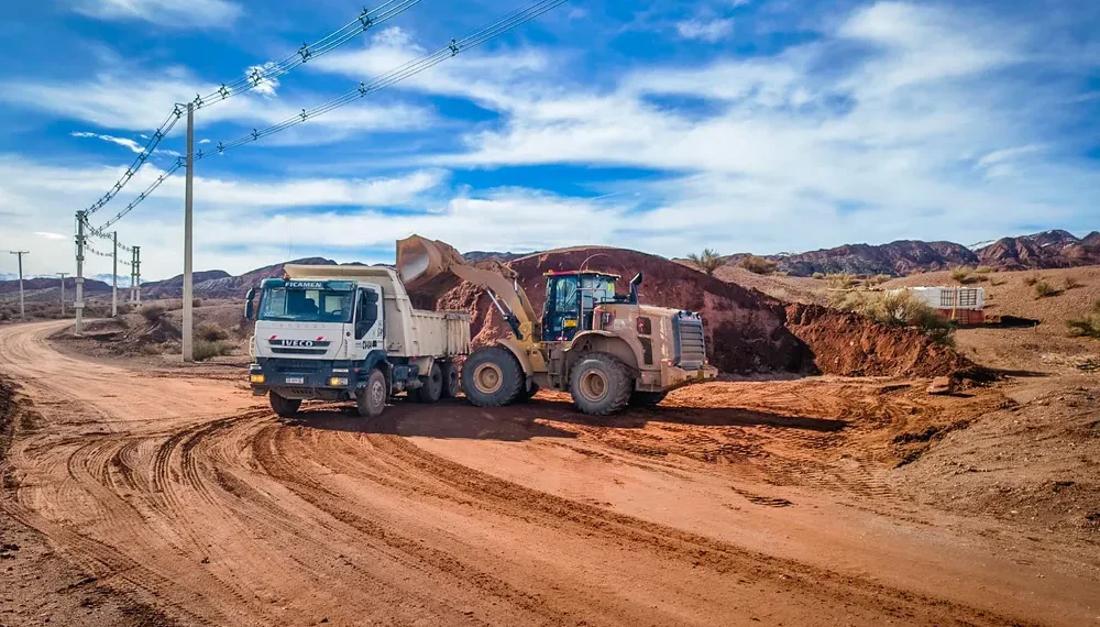 Minería solidaria: tras el temporal en Calingasta, Los Azules colabora en la reparación de los caminos afectados